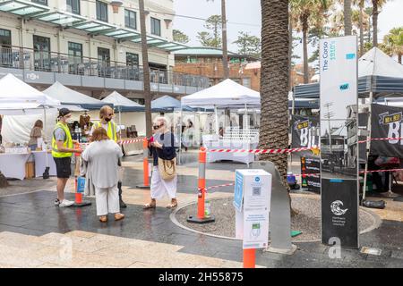 Covid 19, Damen checken mit QR-Code am Manly Beach Open Air Farmers Market, Sydney, Australien, ein Stockfoto