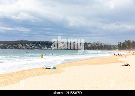 Manly Beach in Sydney Blick entlang des Sandes und des Ozeans mit Rettungsschwimmern Surfbrett in der Nähe des Wasserrands, Sydney, Australien Stockfoto