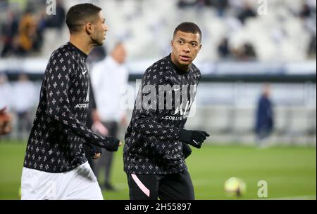 Kylian Mbappe, Achraf Hakimi (links) von PSG während des französischen Ligue-1-Fußballspiels zwischen Girondins de Bordeaux und Paris Saint-Germain am 6. November 2021 im Matmut Atlantique-Stadion in Bordeaux, Frankreich - Foto Jean Catuffe / DPPI Stockfoto