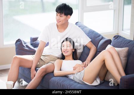 Junges Paar entspannen auf dem sofa Stockfoto