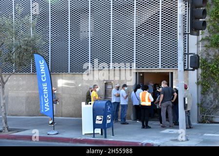 Los Angeles, CA USA - 28. Oktober 2021: Patienten stellen sich vor einer Pop-up-Impfklinik auf, da die Durchsetzung von Los Angeles-Impfpässen kurz davor ist Stockfoto