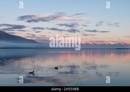 Sonnenaufgang über dem Lake Benmore Stockfoto