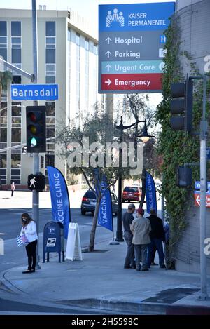 Los Angeles, CA USA - 28. Oktober 2021: Patienten stellen sich vor einer Pop-up-Impfklinik im Kaiser Hospital als Vollstreckung für Los Angeles-Impfpas auf Stockfoto