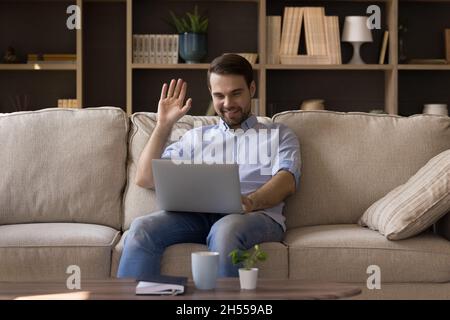 Glücklicher junger Mann mit Videoanruf. Stockfoto