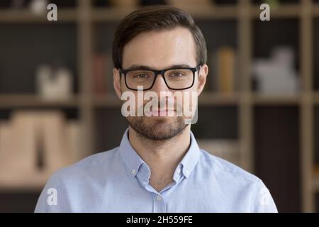 Porträt eines glücklichen, selbstbewussten jungen Geschäftsmannes aus den 30er Jahren. Stockfoto