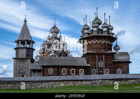 Hölzerne Kirche der Fürbitte der Jungfrau Maria auf der Insel Kizhi, Russland. Stockfoto