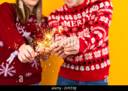 Ein paar junge lateinamerikanische Freunde, die Spaß mit Wunderkerzen für die Weihnachtsfeier in Mexiko, lateinamerika, haben Stockfoto