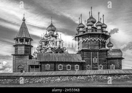 Hölzerne Kirche der Fürbitte der Jungfrau Maria auf der Insel Kizhi, Russland. Schwarz und Weiß. Stockfoto