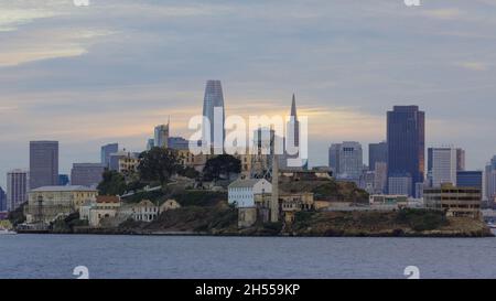 Blick auf das Gefängnis Alcatraz mit der Innenstadt von San Francisco im Hintergrund über das Kreuzfahrtboot. Stockfoto