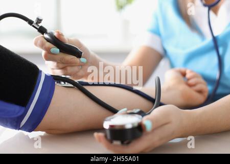 Patient nach Arzttermin in der Klinik Stockfoto