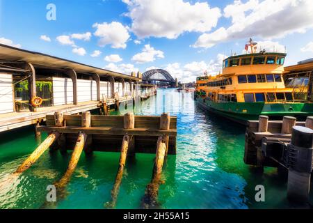 Rundkai-Werfer und Fähranschläge in der City of Sydney am Hafen mit Blick auf die Harbour Bridge. Stockfoto