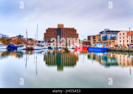 Sullivans Bucht von Hobart Stadthafen und Hafen mit Yachten und Booten in Marina am Stadtufer bei Sonnenuntergang. Stockfoto