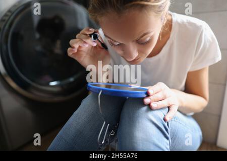 Junge Frau, die kosmetisches Produkt verwendet Stockfoto