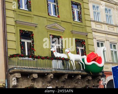 Weihnachtlicher dekorativer Schlitten mit vielen roten Geschenkschachteln mit zwei weißen Hirschen Stockfoto