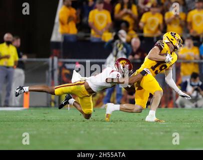 Tempe, Arizona, USA. November 2021. Der Breitempfänger Ricky Pearsall (19) der Arizona State Sun Devils wird in der zweiten Hälfte zwischen der University of Southern California und den Arizona State Sun Devils im Sun Devil Stadium in Tempe, Arizona, von dem Eckpfeiler Chris Steele (8) der USC Trojans angegriffen. Michael Cazares/Cal Sport Media. Kredit: csm/Alamy Live Nachrichten Stockfoto