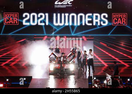 07 Conway Mike (gbr), Kobayashi Kamui (jpn), Lopez Jose Maria (arg), Toyota Gazoo Racing, Toyota GR010 - Hybrid, während der Siegerehrung der Langstrecken-Weltmeisterschaft 2021, FIA WEC, auf dem Bahrain International Circuit, vom 4. Bis 6. November 2021 in Sakhir, Bahrain - Foto: Francois Flamand/DPPI/LiveMedia Stockfoto