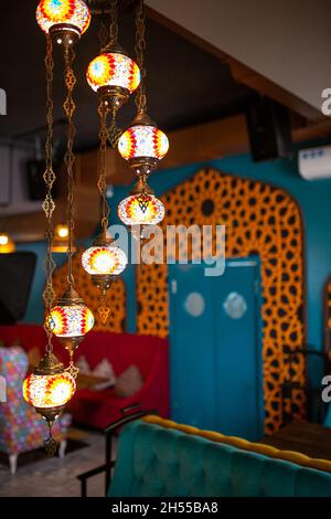 Kronleuchter mit Schattierungen an der Decke im orientalischen Stil. Stockfoto