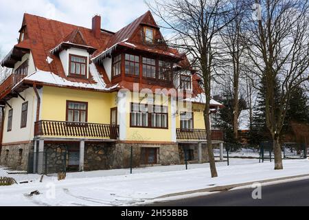 Zakopane, Polen - 21. März 2018: Die Villa namens Locally Polana ist ein Wohnhaus aus der ersten Hälfte des 20. Jahrhunderts. Dieses Gebäude mit s Stockfoto