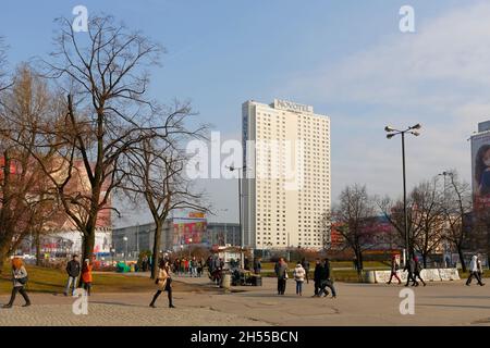 Warschau, Polen - 28. Februar 2016: Der Wolkenkratzer wurde für Orbis Next gebaut und wurde als Novotel in die Hotelgruppe Accor aufgenommen. Es ist eine der Largen Stockfoto