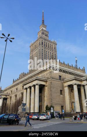 Warschau, Polen - 28. Februar 2016: Palast der Kultur und Wissenschaft, das höchste Gebäude in Polen mit einer Gesamthöhe von 237 Metern. Es ist ein Zuhause Stockfoto