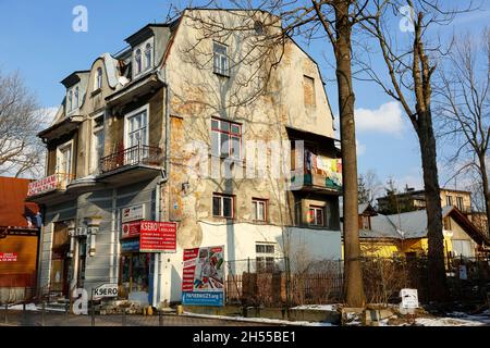 Zakopane, Polen - 23. März 2018: Das Mietshaus aus dem Jahr 1932 ist ein Wohnhaus mit einem Geschäft und anderen Dienstleistungen Stockfoto