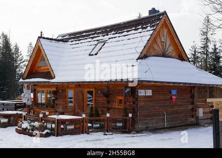 Zakopane, Polen - 21. März 2018: Das Holzgebäude, das im Stil einer Berghütte gebaut wurde, beherbergt ein Restaurant und ein Café. Das ist sh Stockfoto