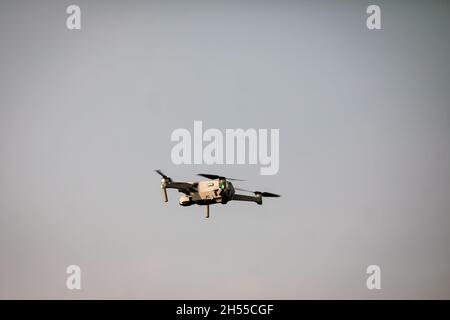Bukarest, Rumänien - 6. November 2021: Eine DJI-Drohne in der Luft. Stockfoto