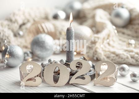 Weihnachtlicher Hintergrund mit dekorativen 2022-Nummern und gemütlichen Details. Stockfoto