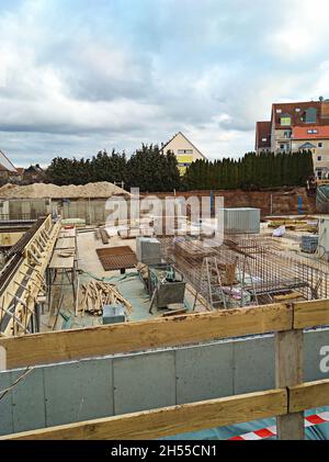 Eine vertikale Aufnahme einer Baustelle mit Häusern und bewölktem Himmel im Hintergrund Stockfoto