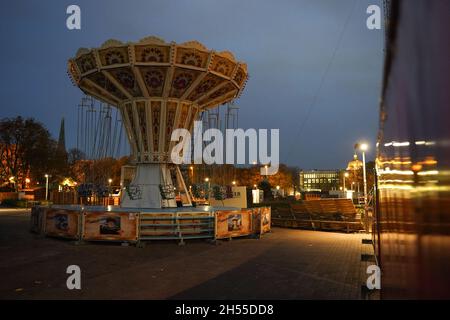 Berlin, Deutschland. November 2021. Der verlassene Weihnachtsmarkt am Alexanderplatz am frühen Morgen. Quelle: Jörg Carstensen/dpa/Alamy Live News Stockfoto