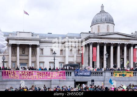 London, Großbritannien. November 2021. Während der Demonstration versammelten sich Tausende von Menschen auf dem Trafalgar Square.Tausende von Menschen marschierten im Rahmen des Global Day of Action for Climate Justice von der Bank of England zum Trafalgar Square, während sich die Staats- und Regierungschefs der Welt weiterhin in Glasgow zur Klimakonferenz COP26 treffen. Kredit: SOPA Images Limited/Alamy Live Nachrichten Stockfoto