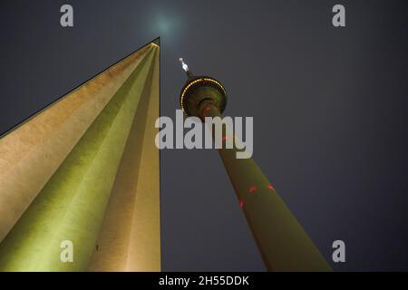 Berlin, Deutschland. November 2021. Blick am frühen Morgen auf den Fernsehturm. Quelle: Jörg Carstensen/dpa/Alamy Live News Stockfoto