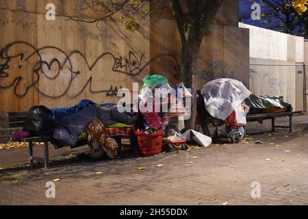 Berlin, Deutschland. November 2021. Obdachlose übernachten am Alexanderplatz. Quelle: Jörg Carstensen/dpa/Alamy Live News Stockfoto