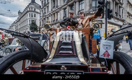 Oldtimer-Besitzer zeigen ihre Fahrzeuge auf der Regent Street in London vor der Fahrt nach Brighton. Stockfoto