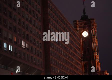 Berlin, Deutschland. November 2021. Blick am frühen Morgen auf das Rote Rathaus. Quelle: Jörg Carstensen/dpa/Alamy Live News Stockfoto