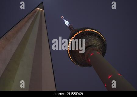 Berlin, Deutschland. November 2021. Blick am frühen Morgen auf den Fernsehturm. Quelle: Jörg Carstensen/dpa/Alamy Live News Stockfoto