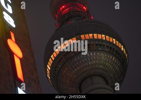 Berlin, Deutschland. November 2021. Blick am frühen Morgen auf den Fernsehturm. Quelle: Jörg Carstensen/dpa/Alamy Live News Stockfoto