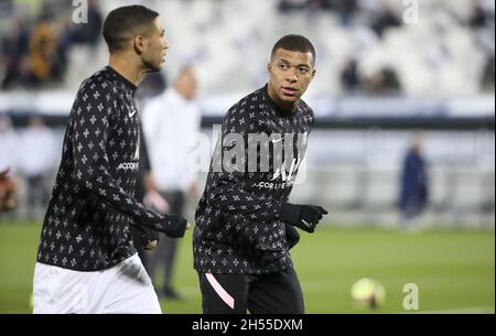 Kylian Mbappe, Achraf Hakimi (links) von PSG während des französischen Ligue-1-Fußballspiels zwischen Girondins de Bordeaux und Paris Saint-Germain am 6. November 2021 im Matmut Atlantique-Stadion in Bordeaux, Frankreich - Foto: Jean Catuffe/DPPI/LiveMedia Stockfoto