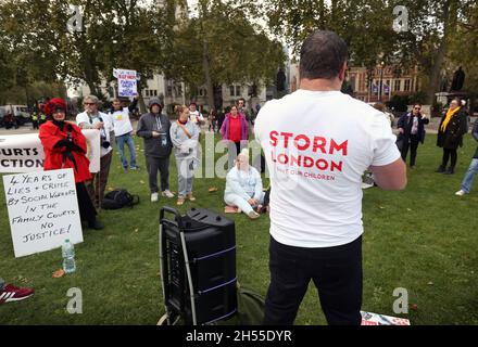 London, Großbritannien. November 2021. Die Demonstranten hören den Rednern zu, während sich die Demonstranten versammeln und gegen die erzwungene Adoption auf dem Parliament Square protestieren.die Demonstranten fordern eine Reform der Familiengerichte. Diese Praxis tritt auf, wenn Kinder nach einer Intervention der Kinderdienste dauerhaft von ihren Eltern entfernt und anschließend zur Adoption bereit gestellt werden. Kredit: SOPA Images Limited/Alamy Live Nachrichten Stockfoto