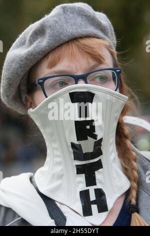 London, Großbritannien. November 2021. Ein Protestler trägt eine Wahrheitsmaske, als sich Demonstranten versammeln und gegen die erzwungene Adoption auf dem Parliament Square protestieren.die Demonstranten fordern eine Reform der Familiengerichte. Diese Praxis tritt auf, wenn Kinder nach einer Intervention der Kinderdienste dauerhaft von ihren Eltern entfernt und anschließend zur Adoption bereit gestellt werden. Kredit: SOPA Images Limited/Alamy Live Nachrichten Stockfoto