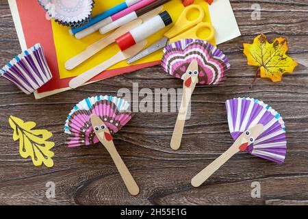 Handwerk Thanksgiving Spielzeug Stics Puppen türkei. Kinderkunstprojekt, handgefertigt, Basteln für Kinder. Stockfoto