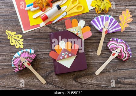 Thanksgiving Handwerk Lesezeichen türkei Papier und Spielzeug Stics Puppen türkei. Kinderkunstprojekt, handgefertigt, Basteln für Kinder. Stockfoto