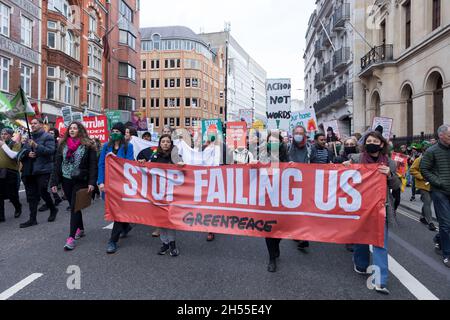 London, Großbritannien. November 2021. Während der Demonstration sahen die Demonstranten ein Transparent mit der Aufschrift "versagt uns" halten.Tausende von Menschen marschierten im Rahmen des Global Day of Action for Climate Justice von der Bank of England zum Trafalgar Square, während sich die Staats- und Regierungschefs der Welt weiterhin in Glasgow zur Klimakonferenz COP26 treffen. (Foto von Belinda Jiao/SOPA Images/Sipa USA) Quelle: SIPA USA/Alamy Live News Stockfoto