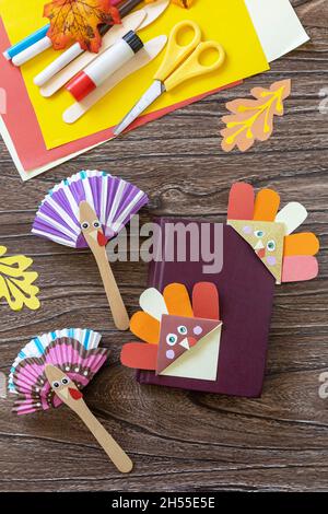 Thanksgiving Handwerk Lesezeichen türkei Papier und Spielzeug Stics Puppen türkei. Kinderkunstprojekt, handgefertigt, Basteln für Kinder. Stockfoto