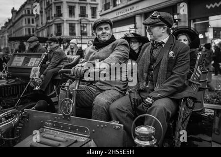 Oldtimer in London Bereiten Sie sich auf die Fahrt von London nach Brighton vor. Stockfoto