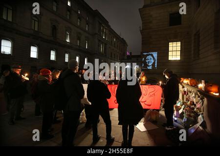 London, Großbritannien. November 2021. Ein Porträt von Nasanin wird auf die Wand projiziert, während Richard Ratcliffe und Tochter Gabriella eine Kerzenlicht-Mahnwache vor dem Auswärtigen Amt für ihre Frau und Mutter Nazanin Zaghari-Ratcliffe halten, die seit 2016 im Iran inhaftiert ist und wegen Verschwörung zum Sturz der iranischen Regierung inhaftiert ist. (Foto von Martin Pope/SOPA Images/Sipa USA) Quelle: SIPA USA/Alamy Live News Stockfoto