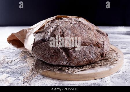 Frisches, fades, kohlenhydratarbenarbtes, hausgemachtes Roggenbrot. Stockfoto