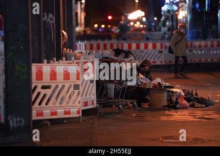 Berlin, Deutschland. November 2021. Obdachlose übernachten am Alexanderplatz. Quelle: Jörg Carstensen/dpa/Alamy Live News Stockfoto