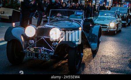 Oldtimer auf der Regent Street in London bereiten sich auf die Fahrt von London nach Brighton vor. Stockfoto