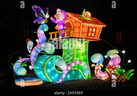 Krakau, Polen. November 2021. Schmetterling, Gnom und beleuchtete Haus Animationen, in der Garten der Lichter Ausstellung eröffnet in Aleja Pokoju mit dem Thema eines Märchens namens "der Schnee der Königin" von den Brüdern Grimm. (Foto von Alex Bona/SOPA Images/Sipa USA) Quelle: SIPA USA/Alamy Live News Stockfoto